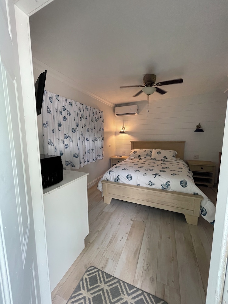 Basic Room, 1 Queen Bed photo 2