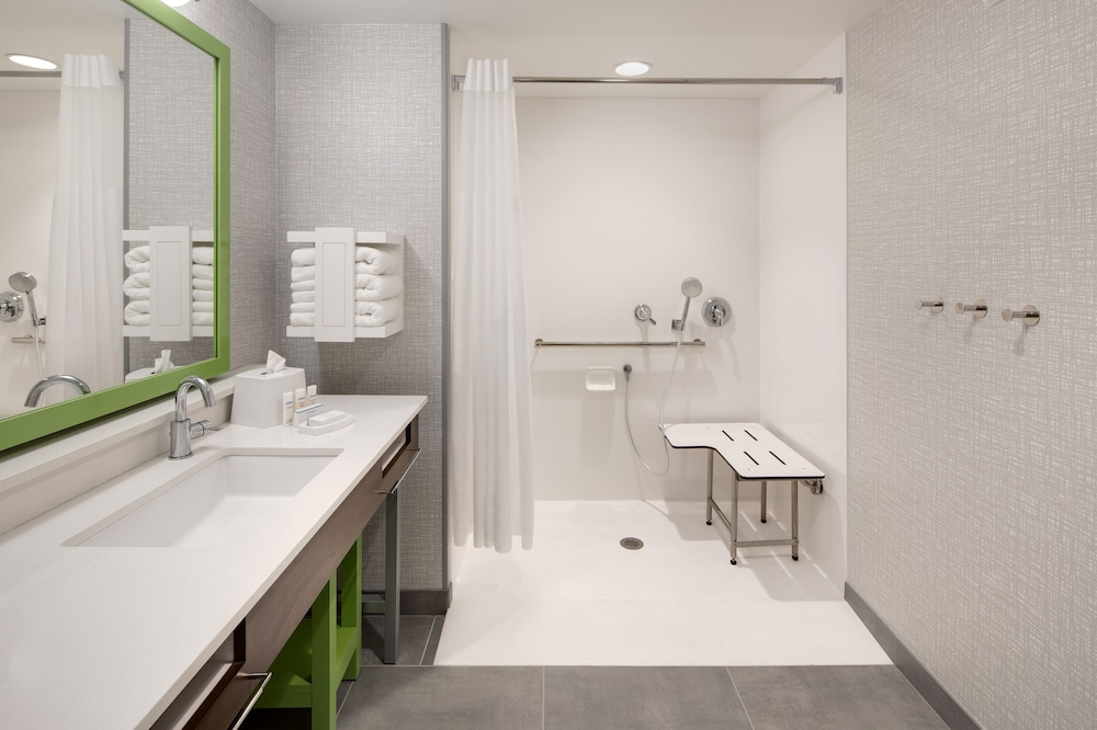 Room, 1 King Bed, Accessible (Mobility & Hearing, Roll-in Shower)
