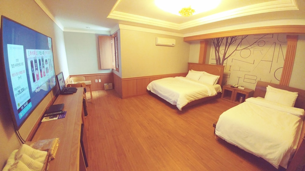 Premier Room, Multiple Beds photo 3