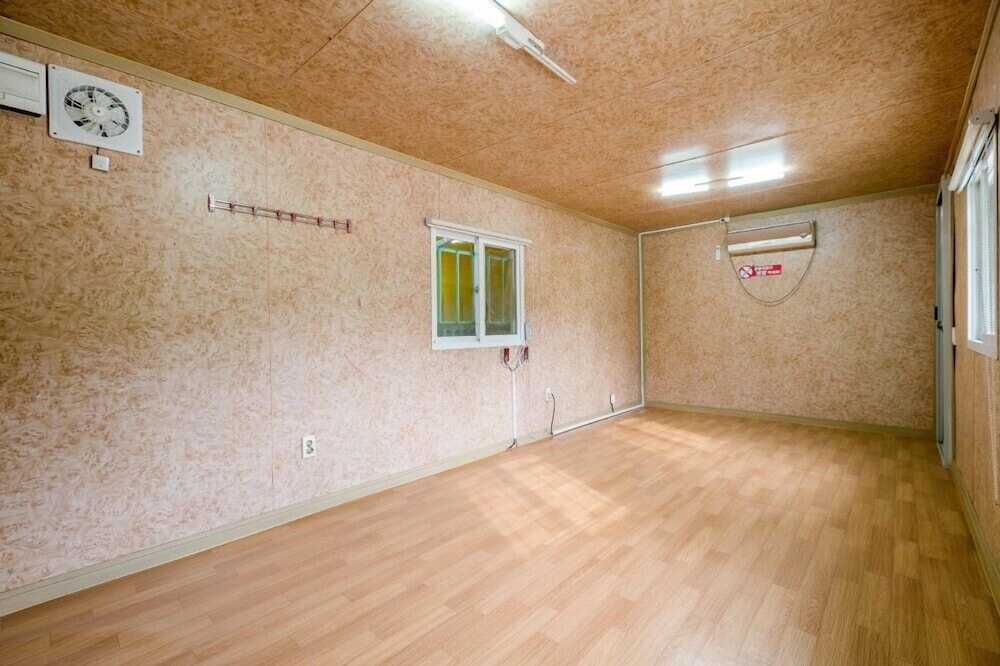 Room (Mare 102)