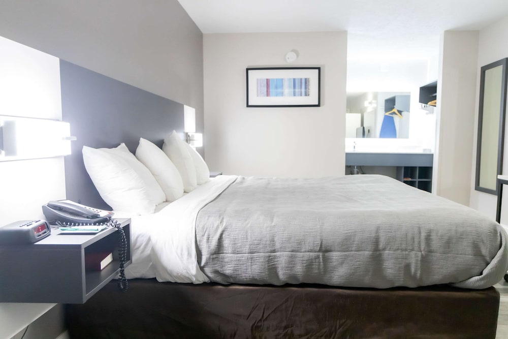 Room, 1 King Bed, Accessible, Non Smoking - Photo 3