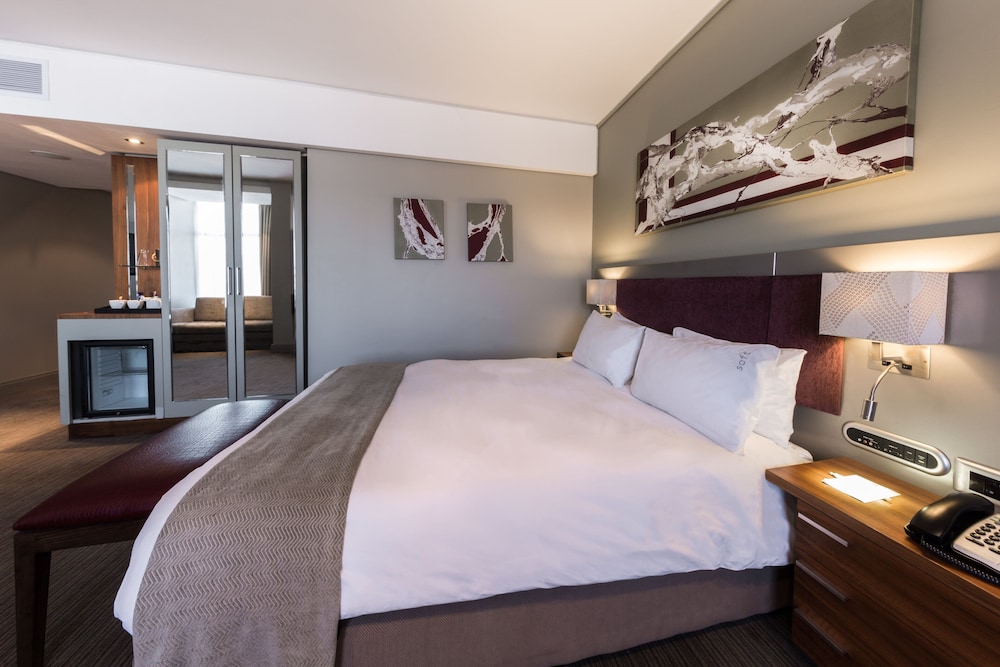 Standard Room, 1 Queen Bed, Accessible - Photo 10