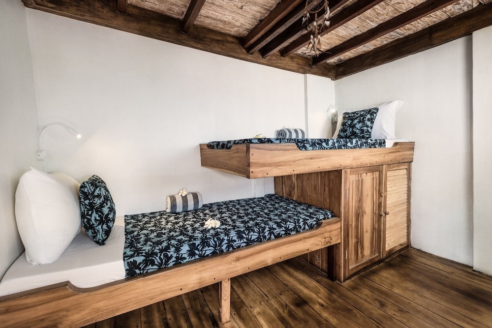 Cabin, Overwater (11 Pax) photo 2