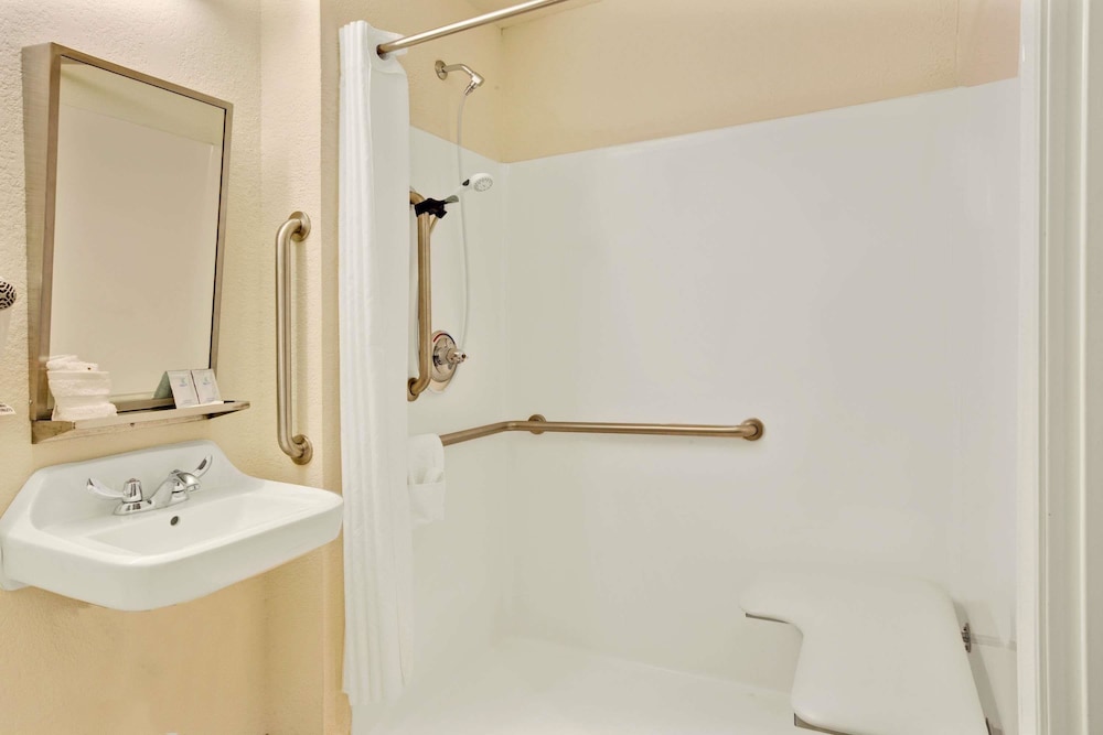 Suite, 1 Queen Bed - Photo 4