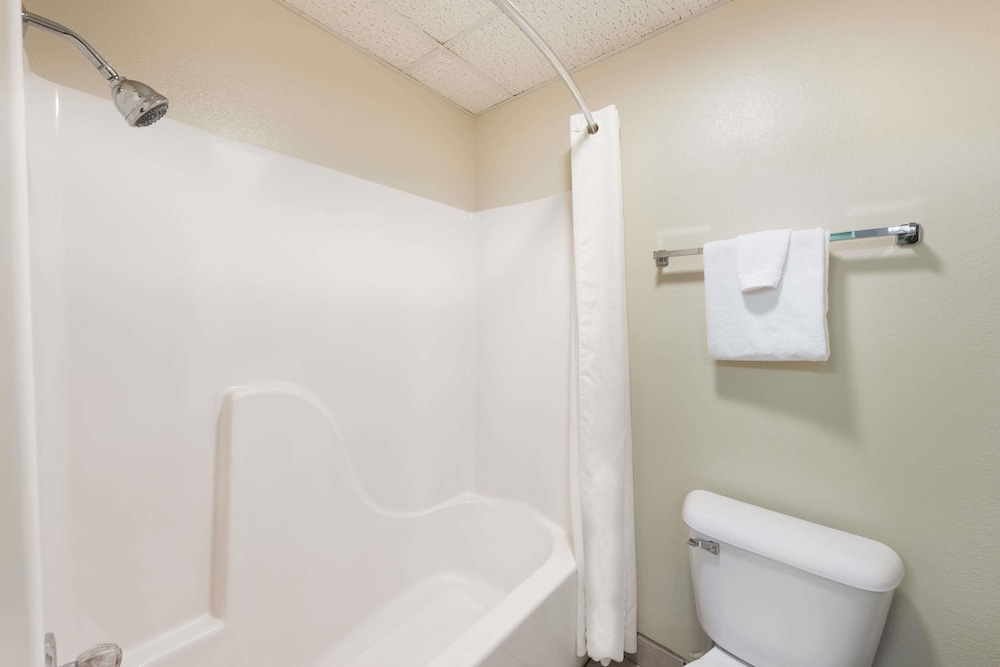 Room, 2 Queen Beds, Non Smoking - Photo 4