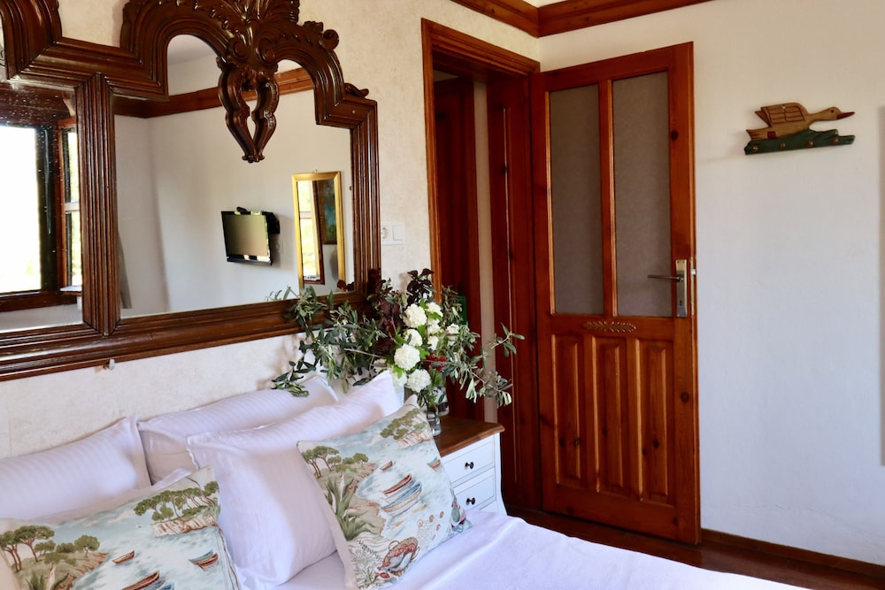Comfort Room, Courtyard View