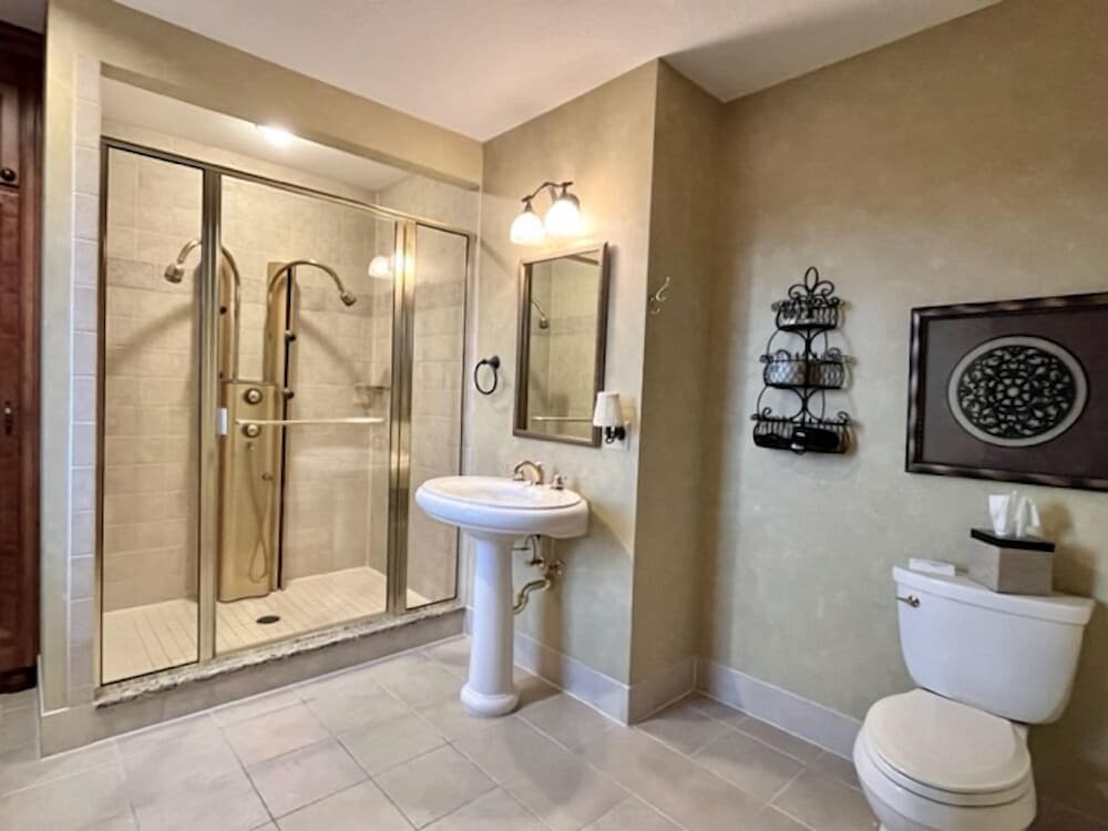 The Comfy Suite 204 photo 2