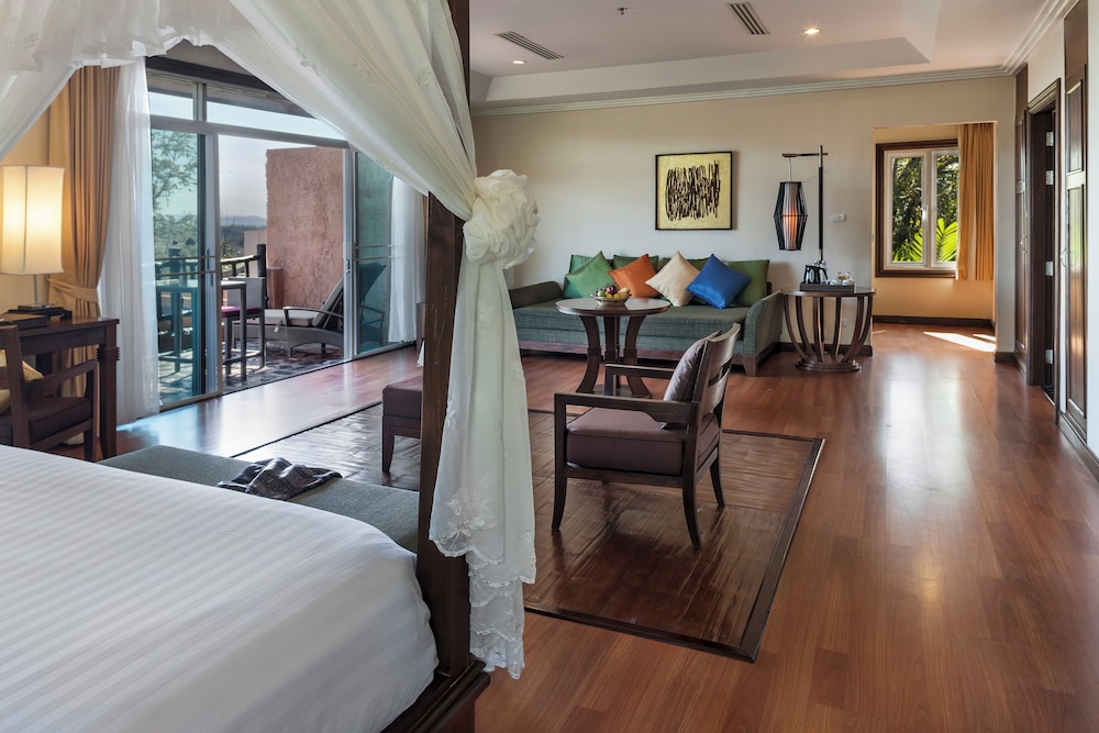 Honeymoon Suite - Photo 3