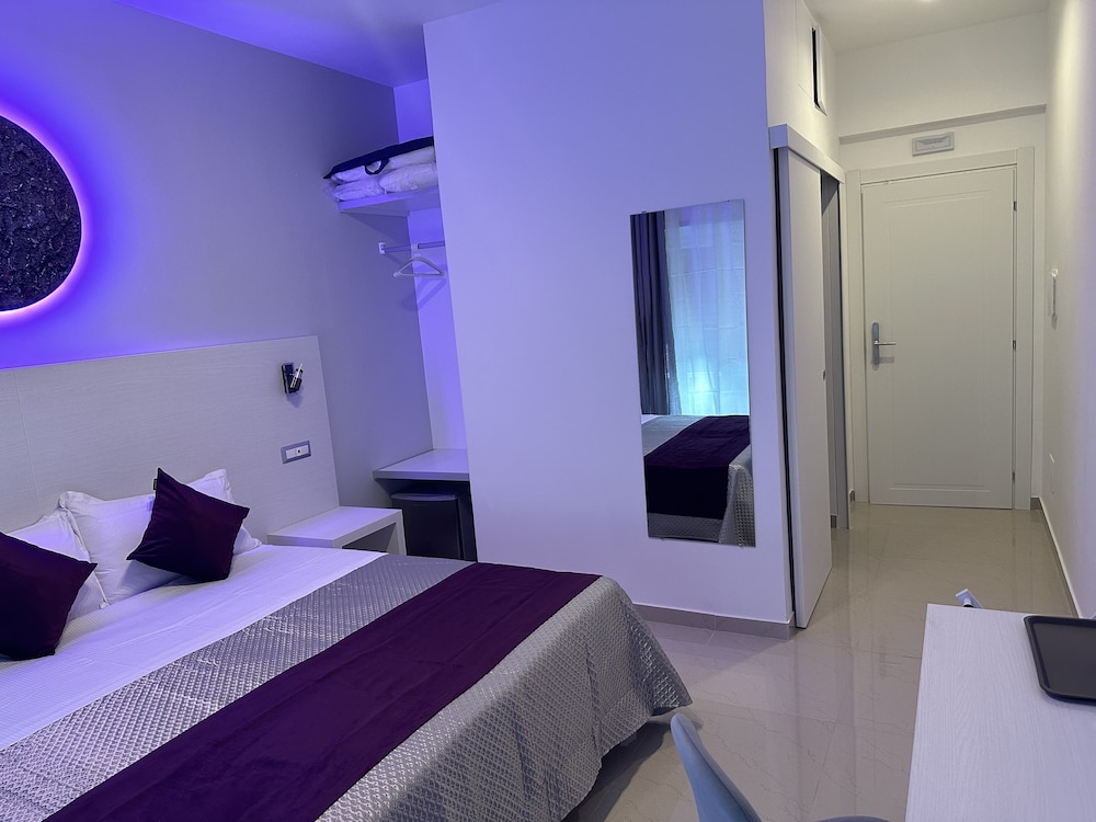 Design Double Room, 1 Queen Bed, Non Smoking, Private Bathroom