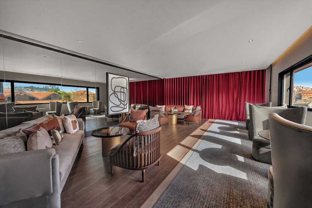 Suite, River View - Photo 3