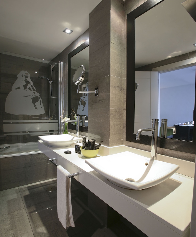 Quadruple Room - Photo 8