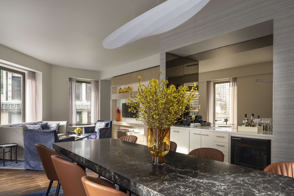 Premium Suite (Centric, Large Suite)
