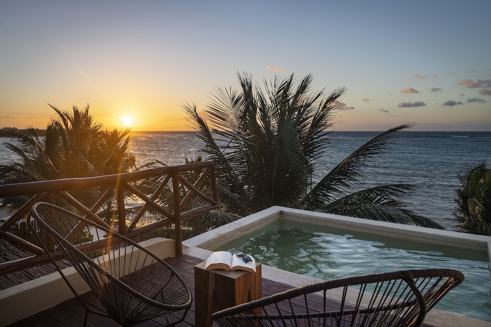 Rooftop Beachfront Suite