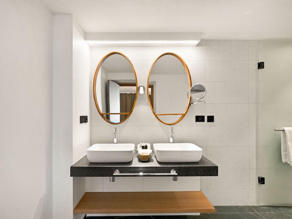 Signature Suite, 1 Bedroom, Hot Tub, Oceanfront