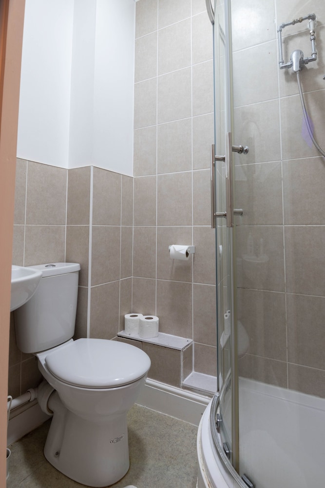 Standard Double Room, Ensuite - Photo 10