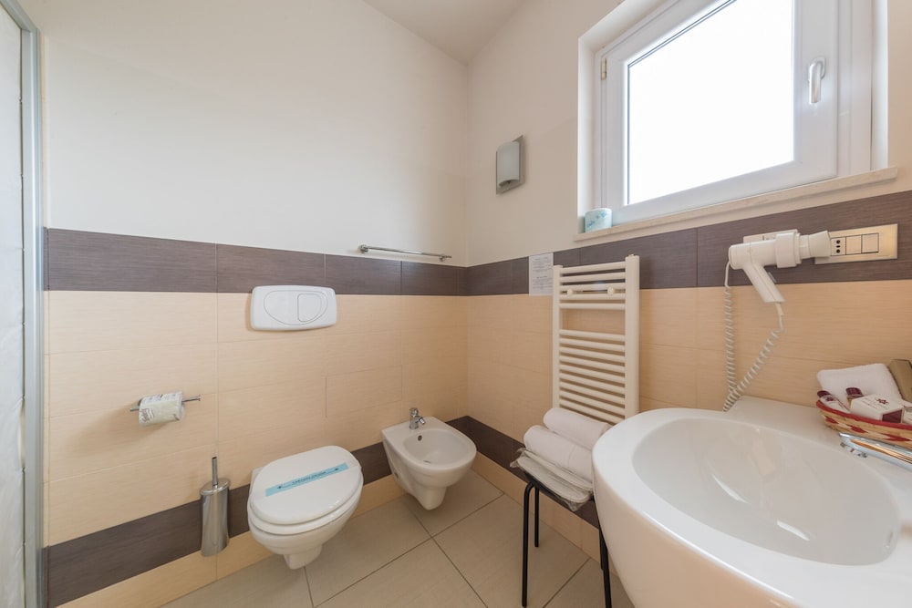 Standard Quadruple Room, Partial Sea View photo 2
