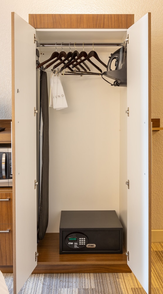 Standard Room, 2 Double Beds (Extra Floor Space) - Photo 4