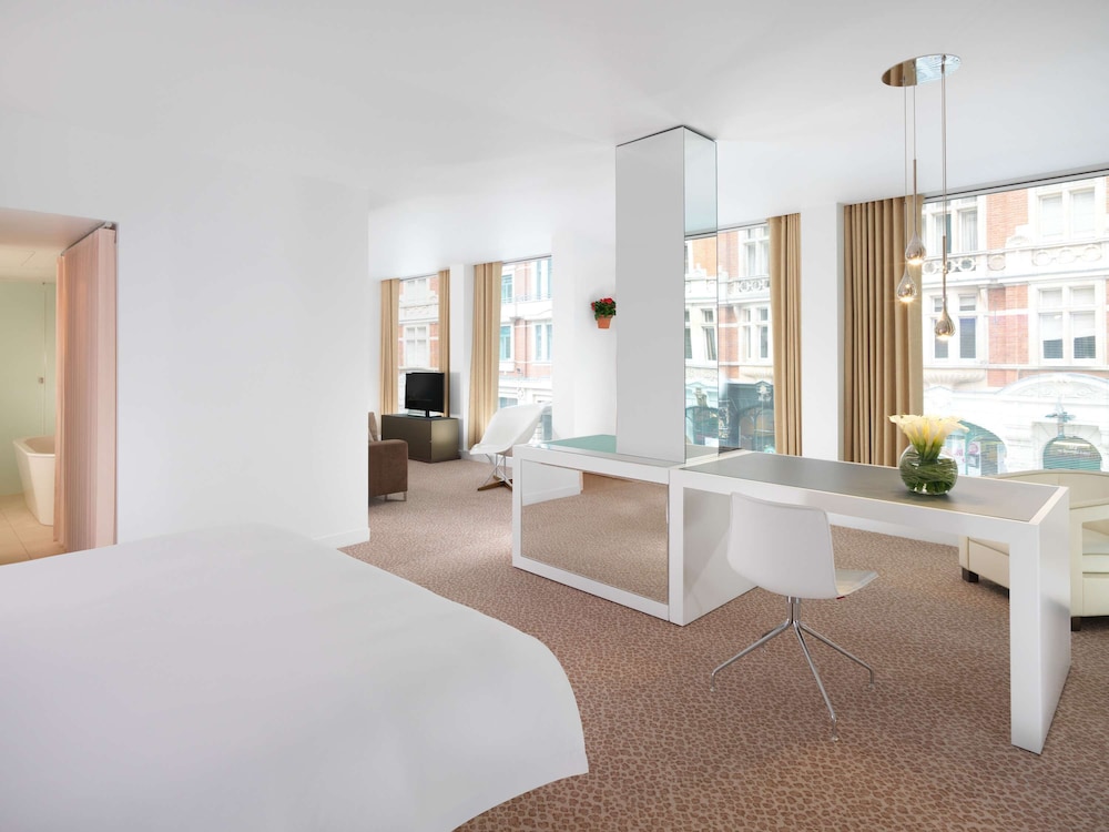 Corner King Suite photo 3