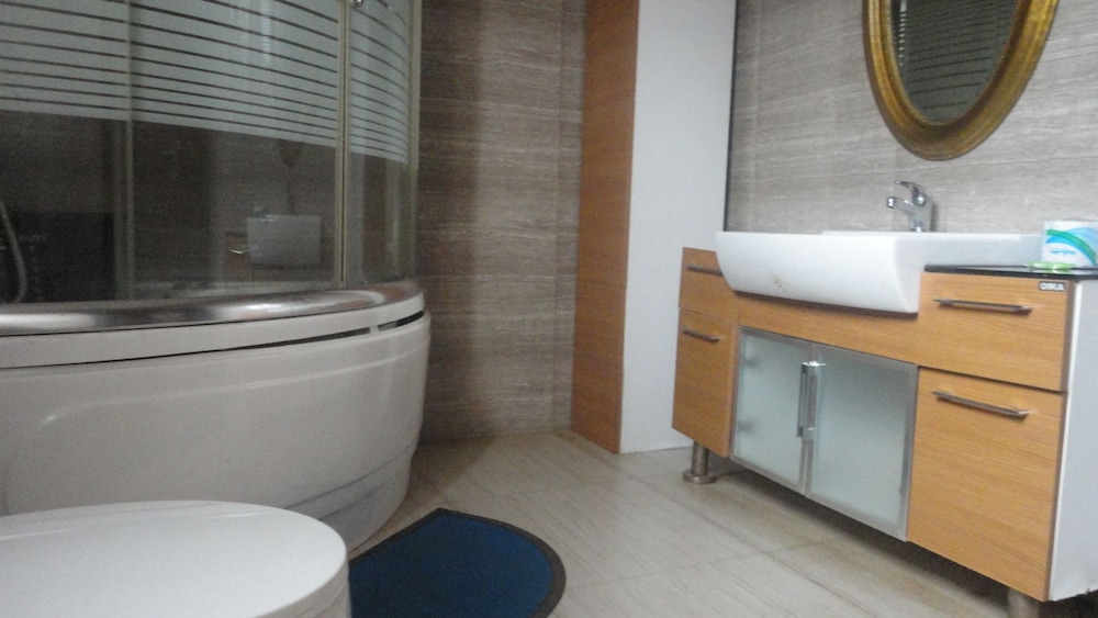 Luxury Room, 1 Queen Bed, Non Smoking, Pool View photo 2