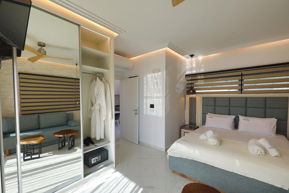 One Bedroom Suite with Pool View photo 1