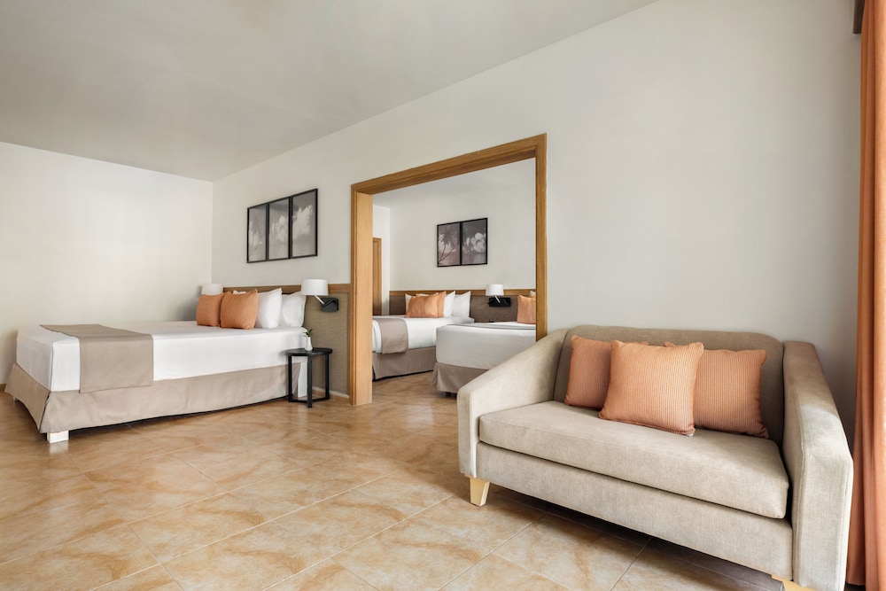 Deluxe Family Suite (1 king bed & 2 Full beds