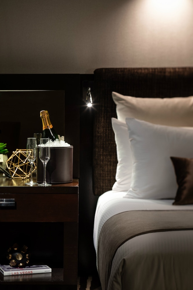 Executive Corner Room - One King Bed - Photo 2
