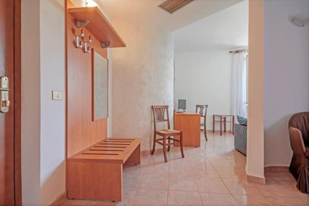 Suite - Photo 1