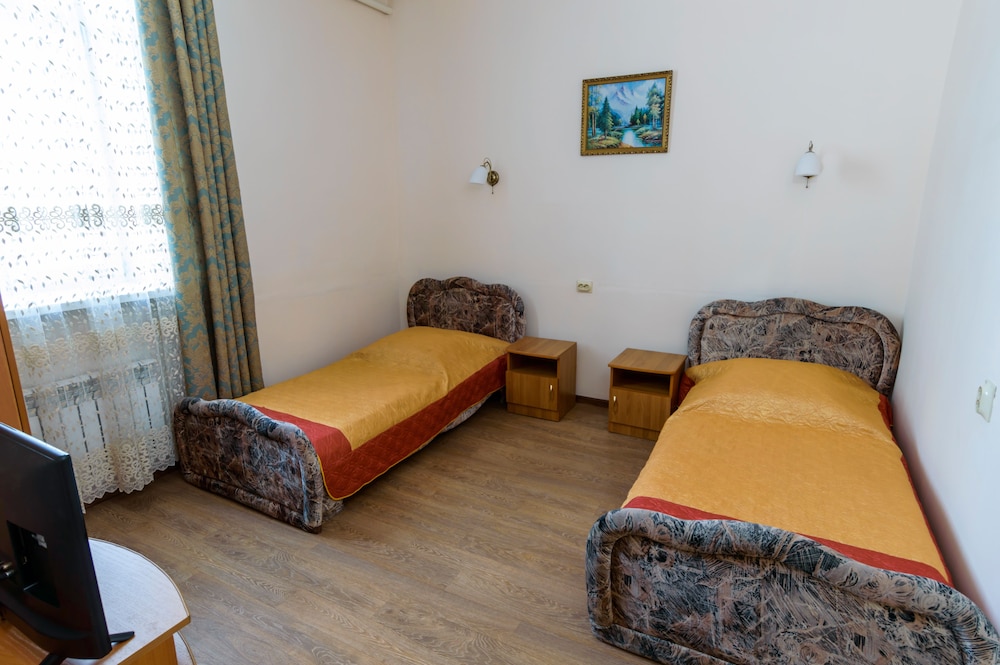 Economy Twin Room, Shared Bathroom
