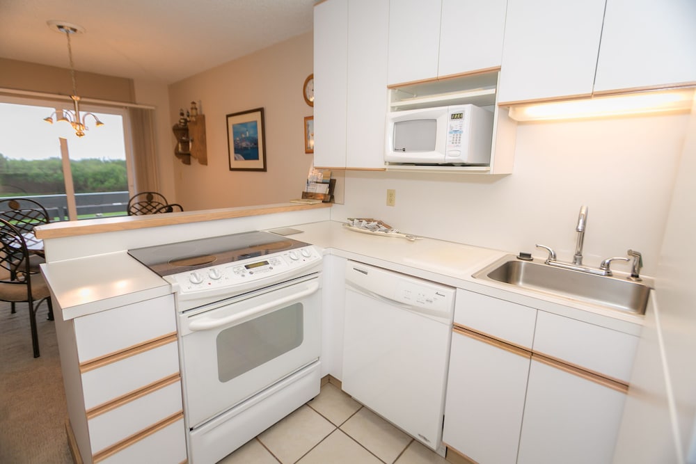 Signature Room, 1 King Bed with Sofa bed, Kitchen, Pool View (1 Bedroom Unit- Room 208-Pet Friendly) - Photo 6