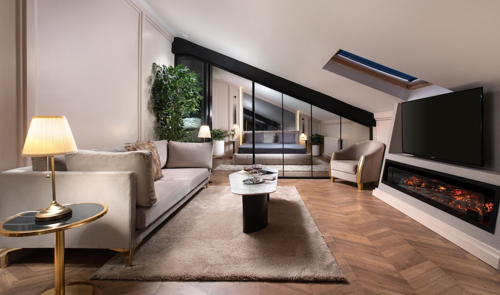 Executive Terrace Suite with Fireplace - Spa Bath - Private Lounge Access photo 2