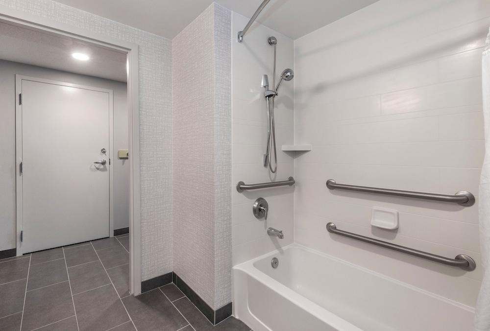 Room, 2 Queen Beds, Accessible, Bathtub (Mobility & Hearing) - Photo 5