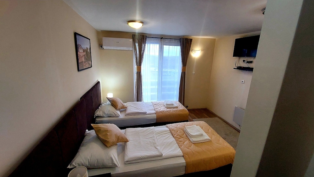 Standard Twin Room, 2 Twin Beds - Photo 5