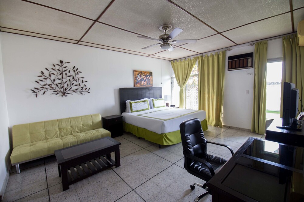 Executive Suite, 1 King Bed, Patio photo 1