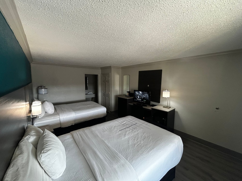 Standard Room, 2 Double Beds, Non Smoking photo 2