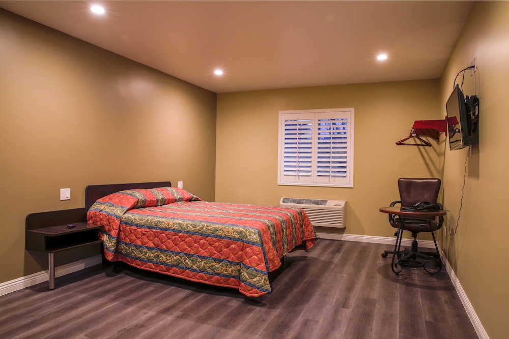 Standard Room, 1 Queen Bed, Smoking photo 1