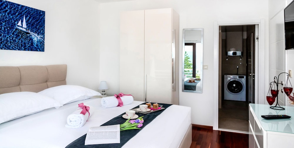 Luxury Apartment, Balcony, Sea View (3)