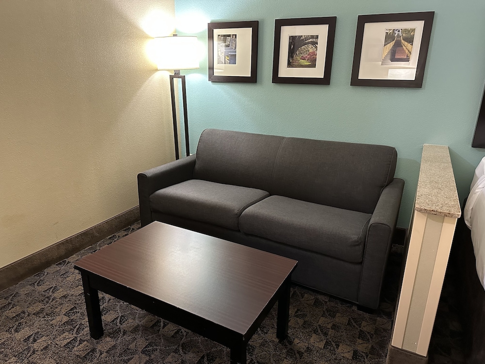 Deluxe Suite, 2 Queen Beds With Sofa Bed, Non Smoking, Refrigerator & Microwave photo 3