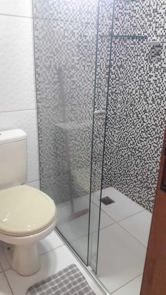 Economy Triple Room photo 2