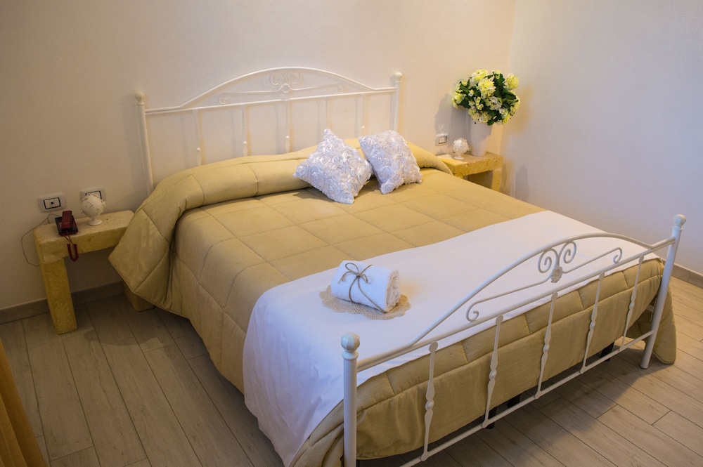 Deluxe Double or Twin Room, 1 Queen Bed photo 2