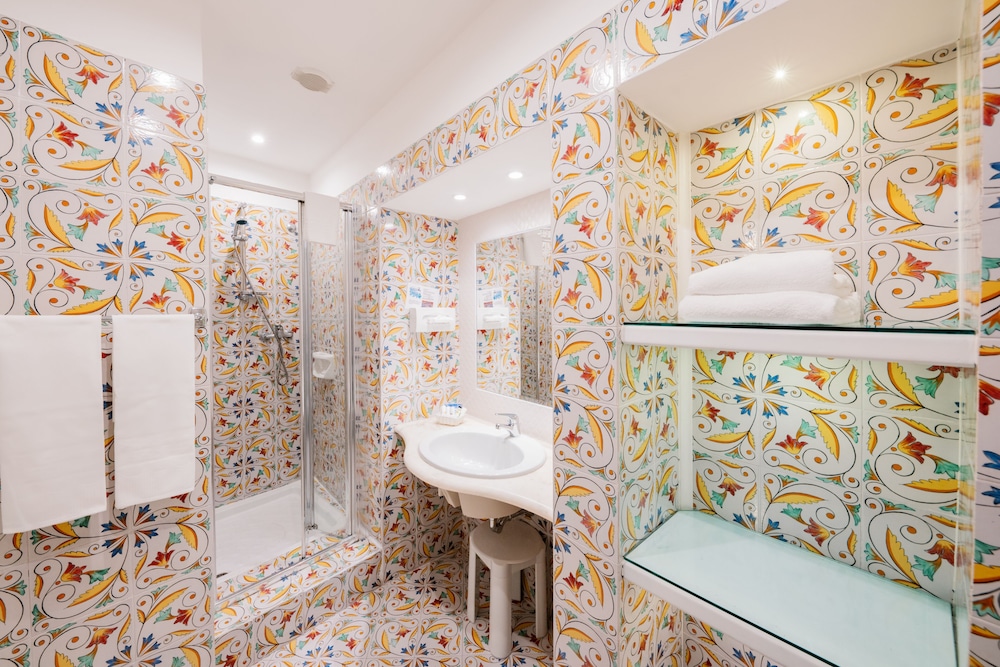 Standard Double or Twin Room - Photo 7