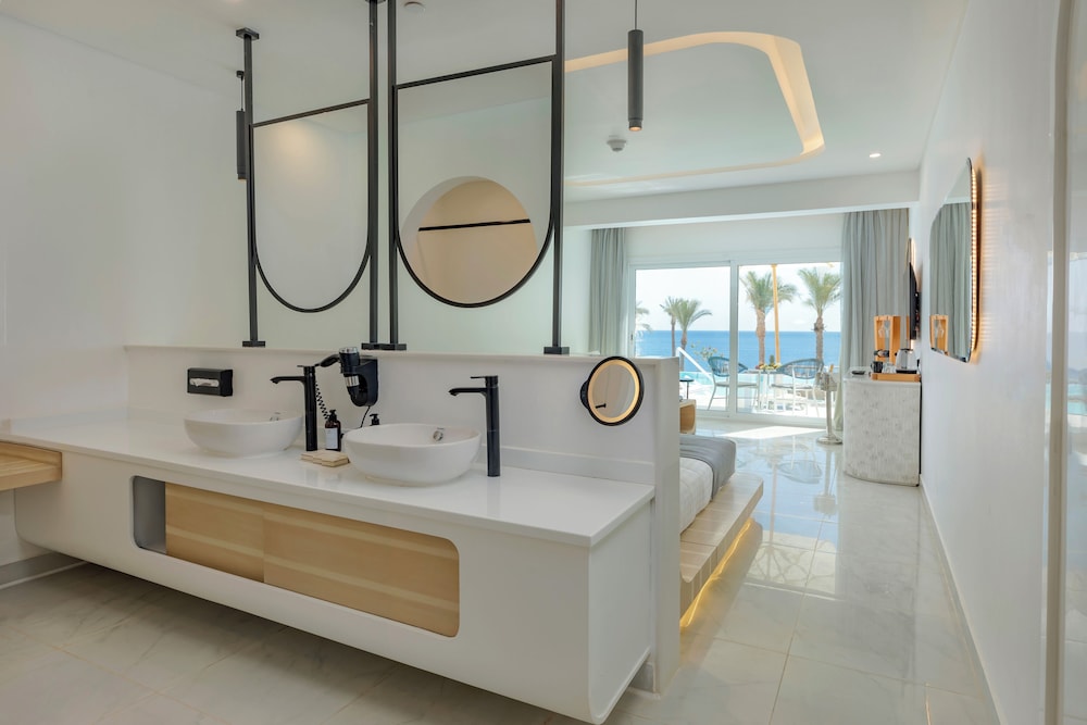 Junior Swim-Up Suite (Posh Club) - Photo 1