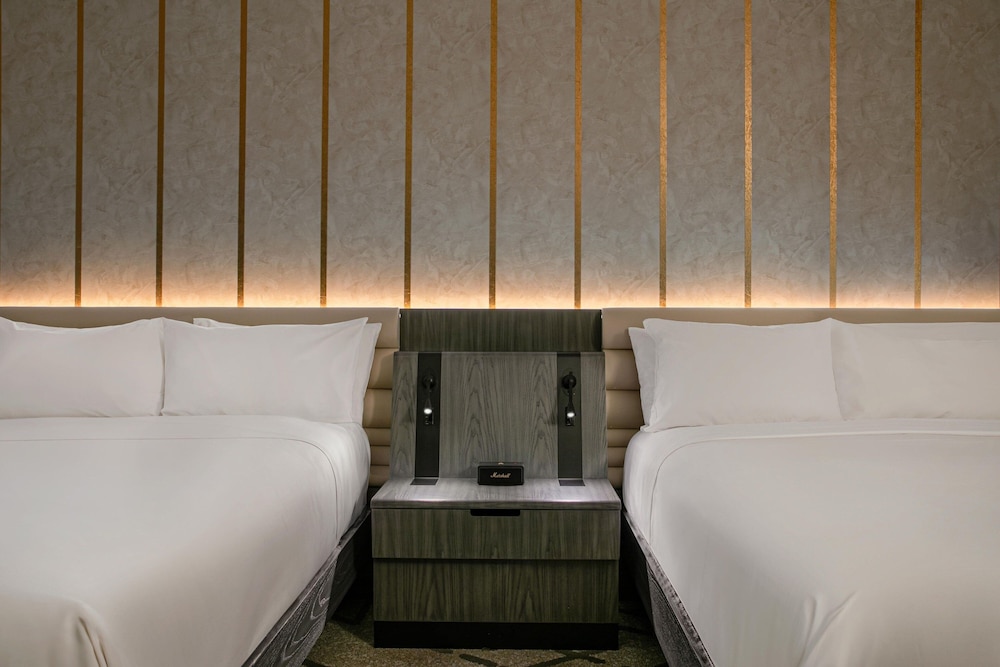 Standard Room, 2 Queen Beds (View) thumbnail 6