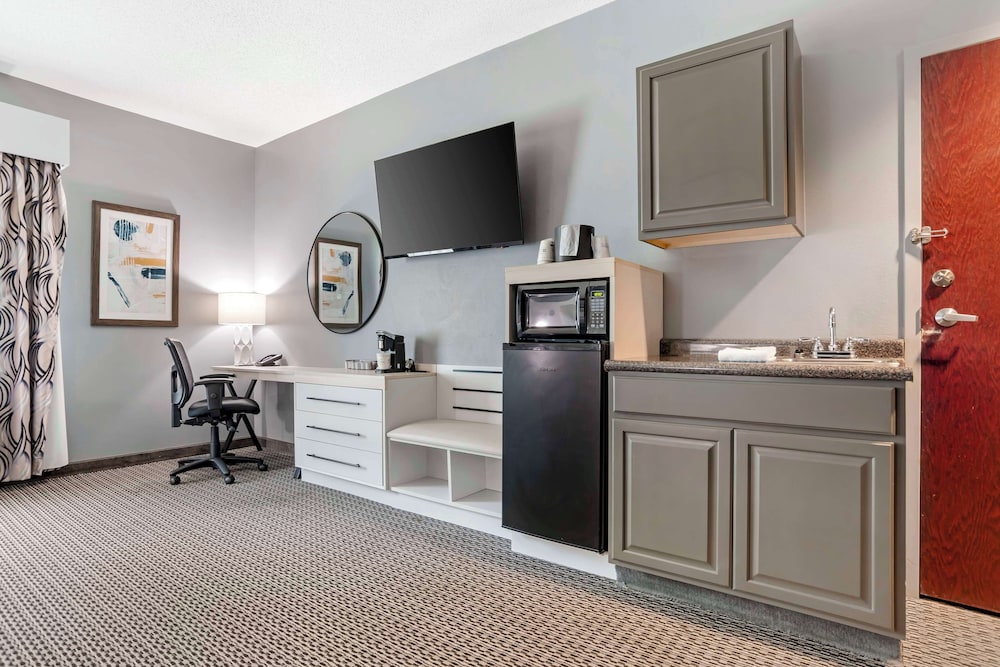 Standard Room, 1 King Bed, Accessible, Kitchenette photo 1