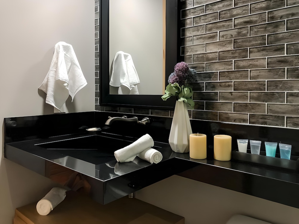 1 Bed 1 Bath Ocean Front Corner Suite