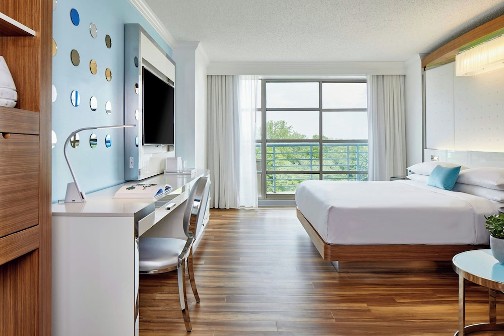 Club Room, 1 King Bed (Mobility/Hearing Access, Roll-in Shwr)