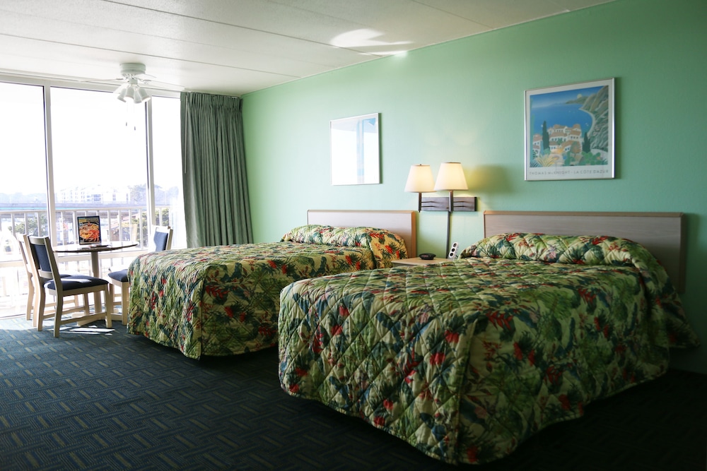 Standard Room, 2 Double Beds, Poolside photo 3