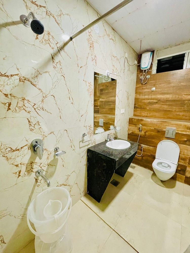 DELUXE ROOM - Photo 4