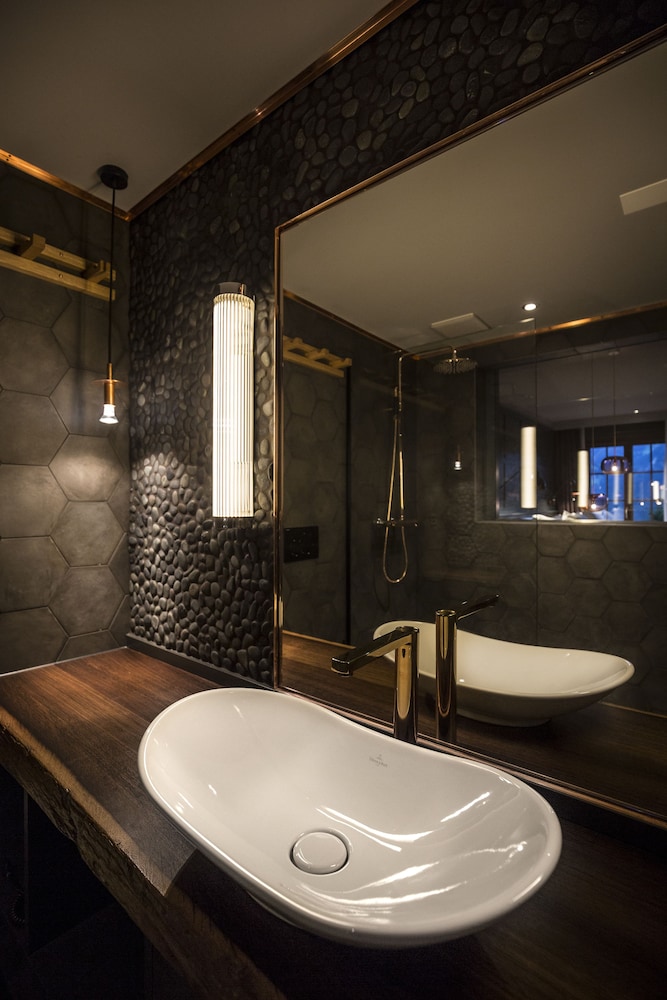 Single Room (Southfacing Grand Lit) thumbnail 5