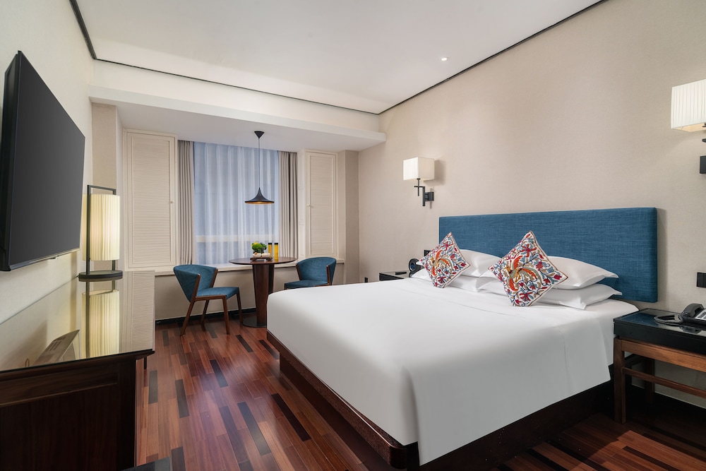 Deluxe Room, 1 King Bed photo 3
