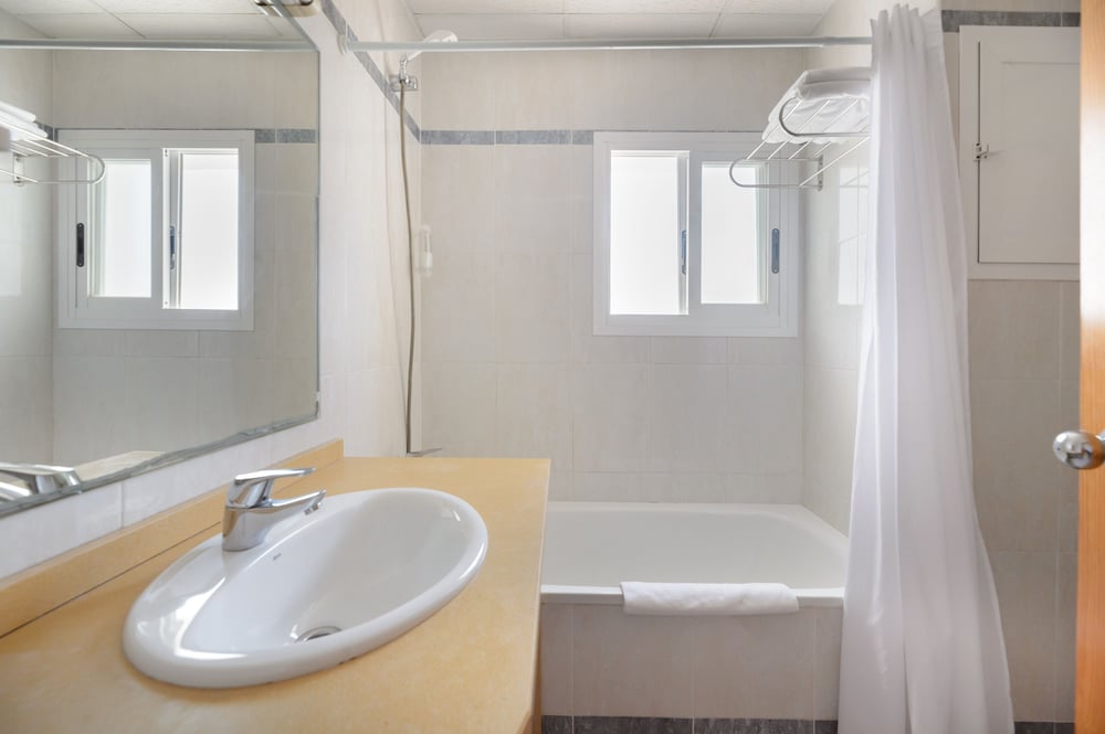 Double Room (3 Adults) - Photo 8